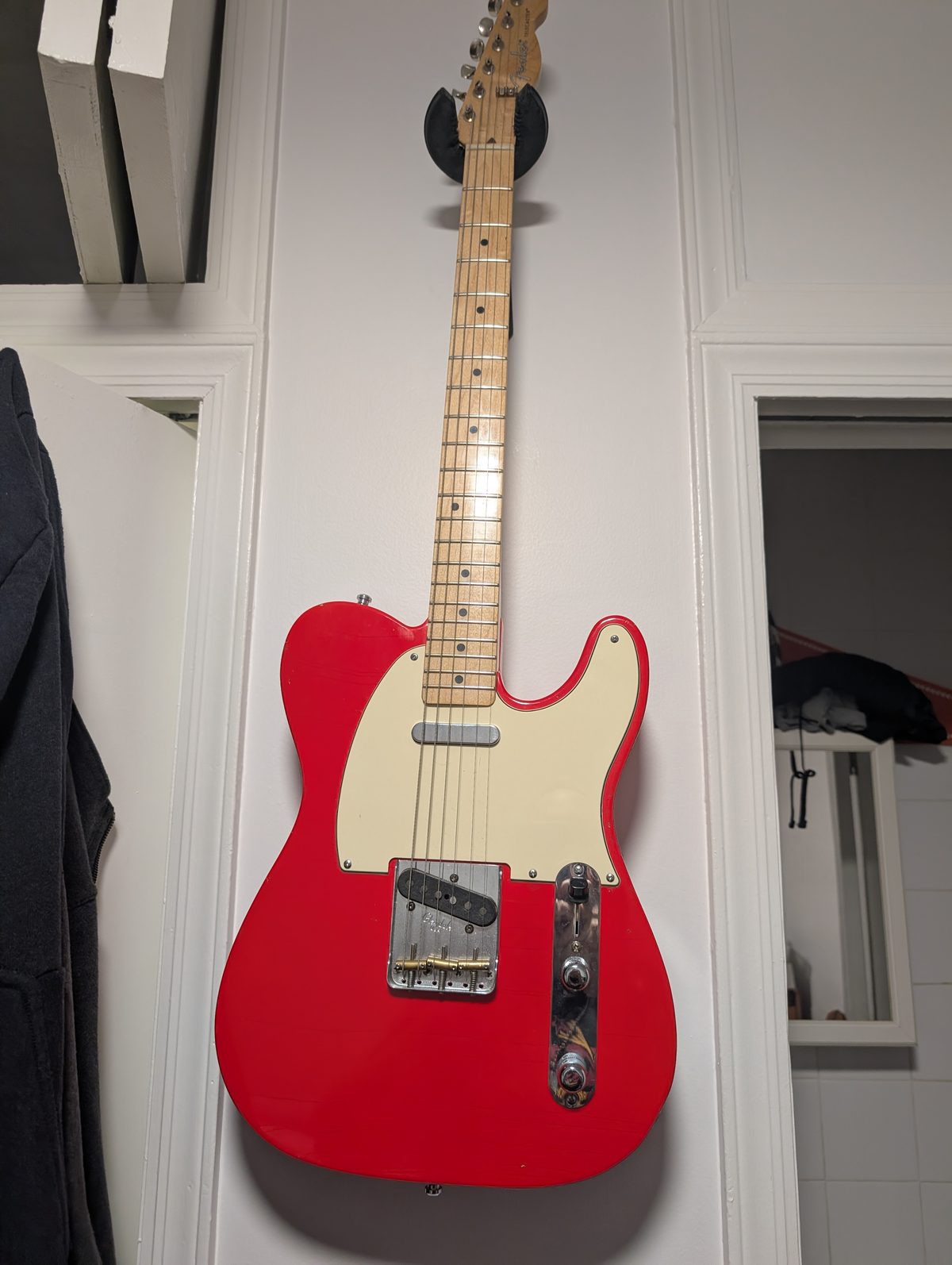 Telecaster vs Stratocaster: One of Them Needs an Entourage